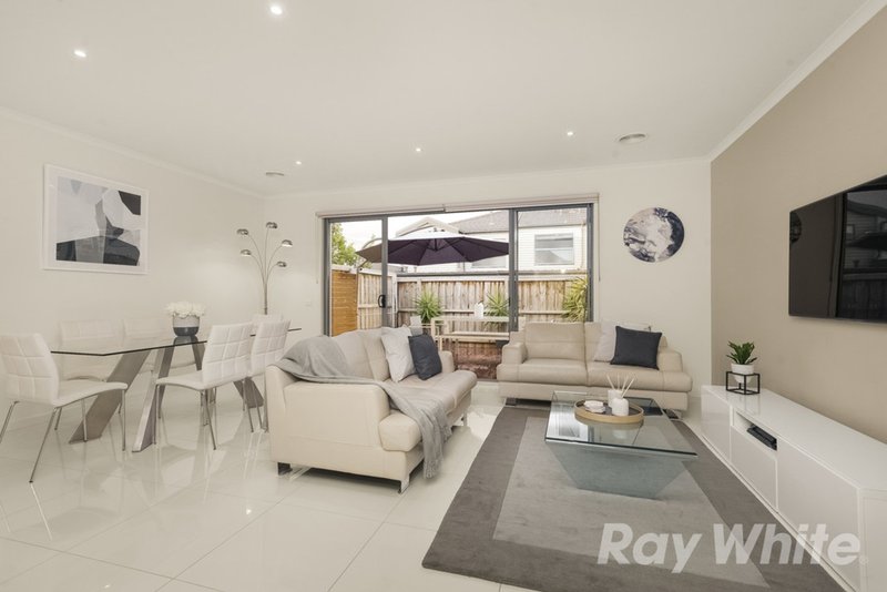 Photo - 32 Richmond Circuit, Mulgrave VIC 3170 - Image 3