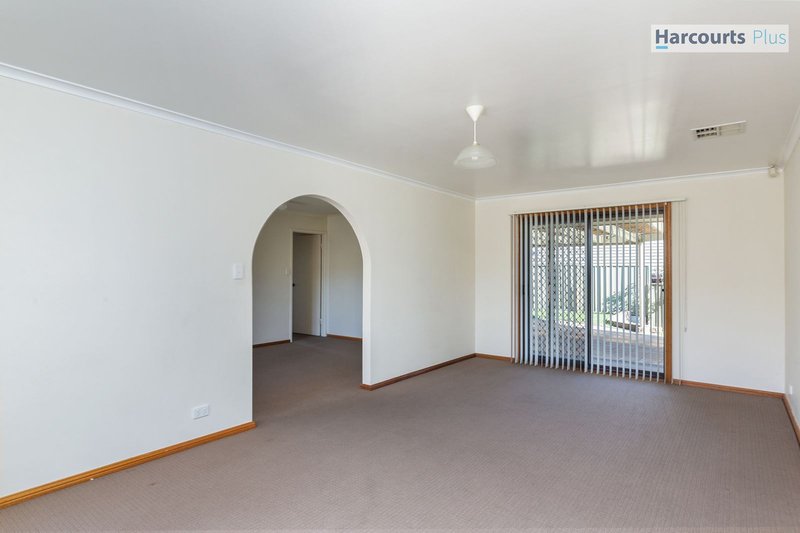 Photo - 32 Rogana Crescent, Hallett Cove SA 5158 - Image 5