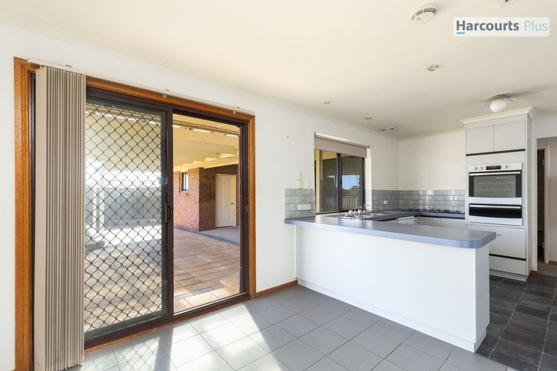 Photo - 32 Rogana Crescent, Hallett Cove SA 5158 - Image 8