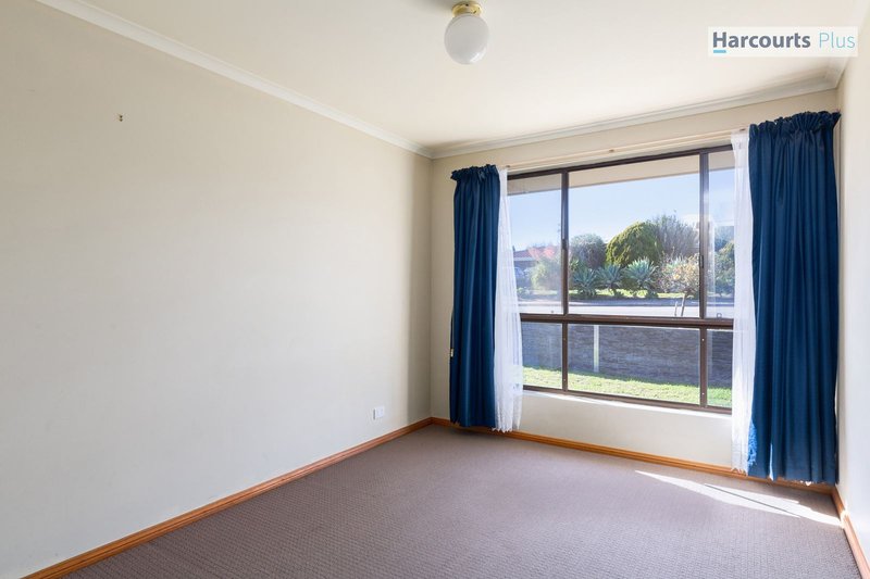 Photo - 32 Rogana Crescent, Hallett Cove SA 5158 - Image 10