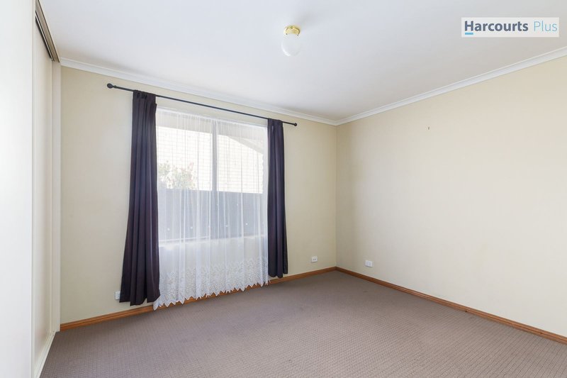 Photo - 32 Rogana Crescent, Hallett Cove SA 5158 - Image 11