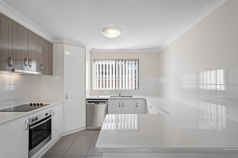 Photo - 32 Sanctuary Drive, Cranley QLD 4350 - Image 3