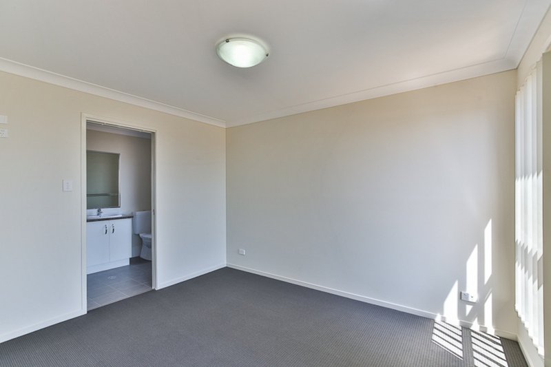 Photo - 32 Sanctuary Drive, Cranley QLD 4350 - Image 6