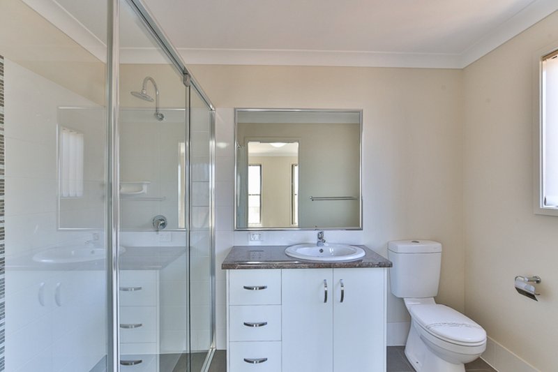 Photo - 32 Sanctuary Drive, Cranley QLD 4350 - Image 7