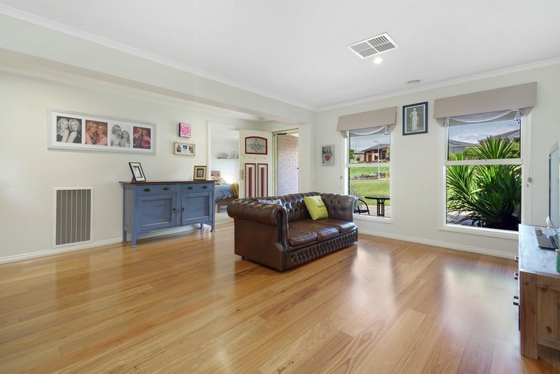 Photo - 32 Shaw Drive, Romsey VIC 3434 - Image 3