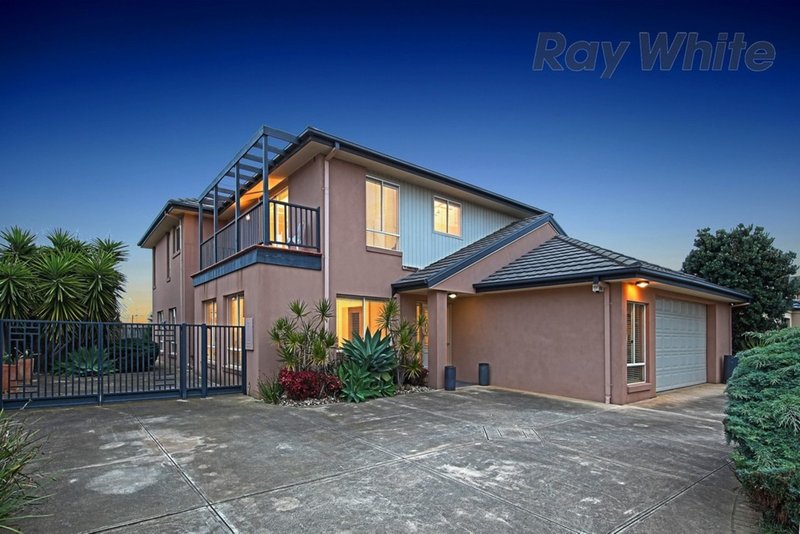 Photo - 32 South Shore Avenue, Sanctuary Lakes VIC 3030 - Image 2