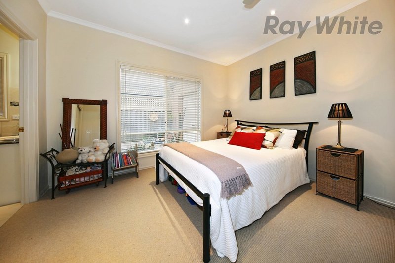 Photo - 32 South Shore Avenue, Sanctuary Lakes VIC 3030 - Image 4