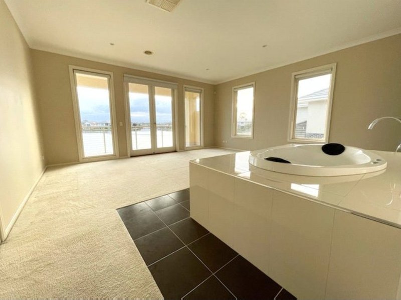 Photo - 32 Spinnaker Rise, Point Cook VIC 3030 - Image 4