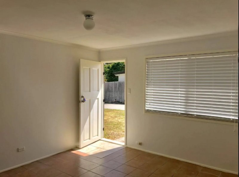 Photo - 32 Strathallen Drive, Boronia Heights QLD 4124 - Image 7