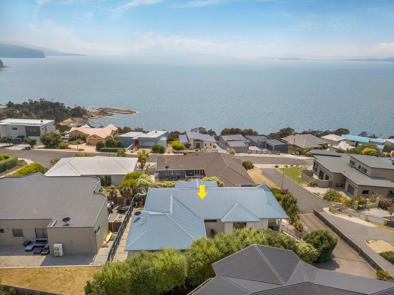 Photo - 32 Suncoast Drive, Blackmans Bay TAS 7052 - Image 2