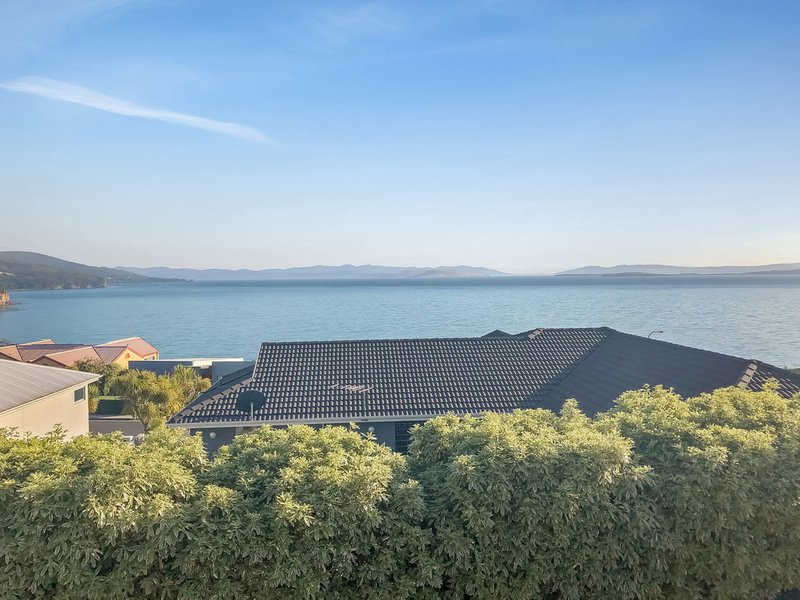 Photo - 32 Suncoast Drive, Blackmans Bay TAS 7052 - Image 5