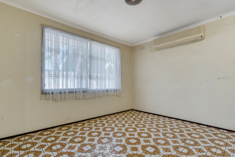 Photo - 32 Tadstan Drive, Tullamarine VIC 3043 - Image 6