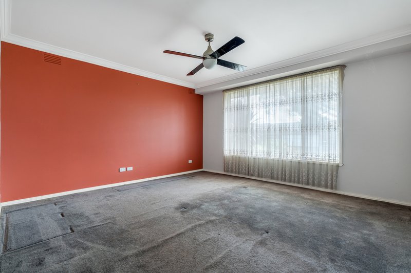 Photo - 32 Tadstan Drive, Tullamarine VIC 3043 - Image 7