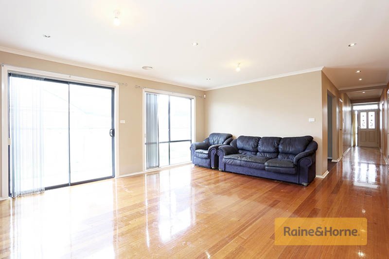 Photo - 32 Thames Way, Roxburgh Park VIC 3064 - Image 2