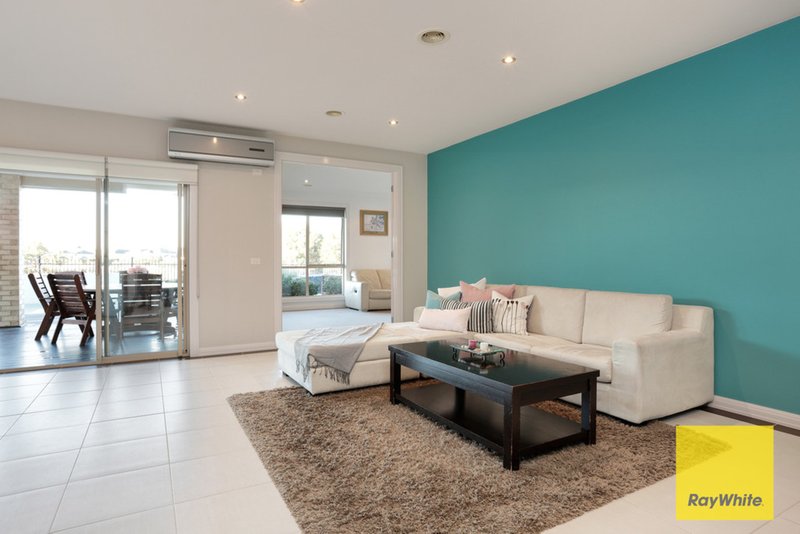 Photo - 32 Vaucluse Boulevard, Point Cook VIC 3030 - Image 7