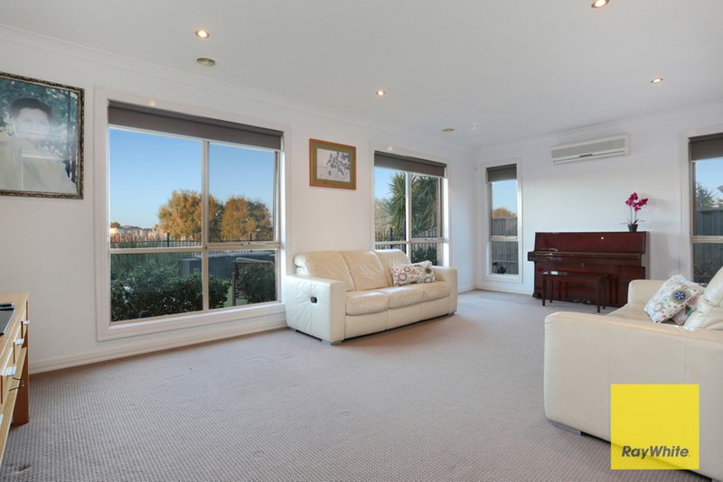 Photo - 32 Vaucluse Boulevard, Point Cook VIC 3030 - Image 8