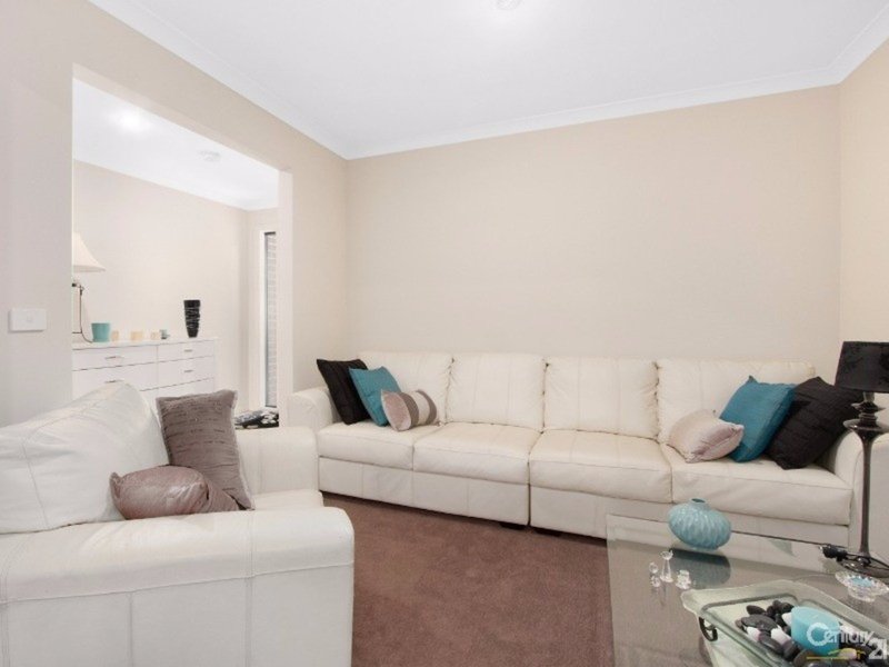 Photo - 32 Victoria Place , Pakenham VIC 3810 - Image 2