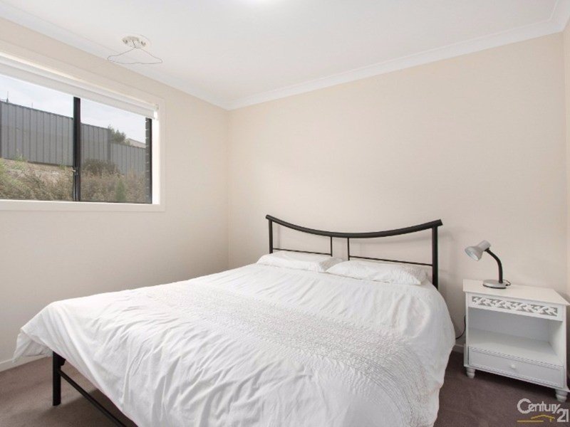 Photo - 32 Victoria Place , Pakenham VIC 3810 - Image 8