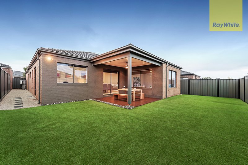 Photo - 32 Viewside Crescent, Craigieburn VIC 3064 - Image 16