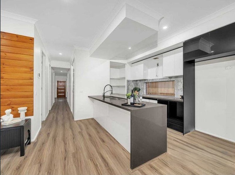 Photo - 32 Viola Drive, Rockbank VIC 3335 - Image 2