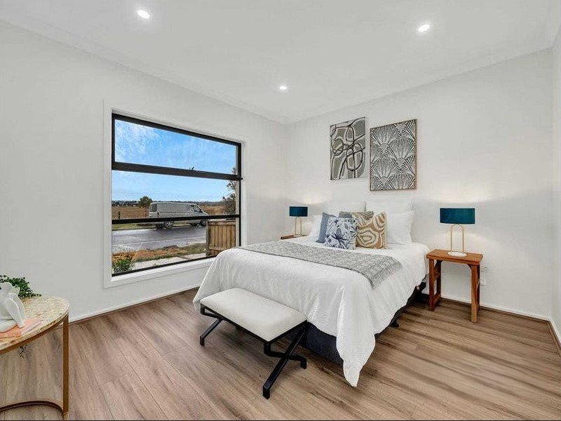 Photo - 32 Viola Drive, Rockbank VIC 3335 - Image 6