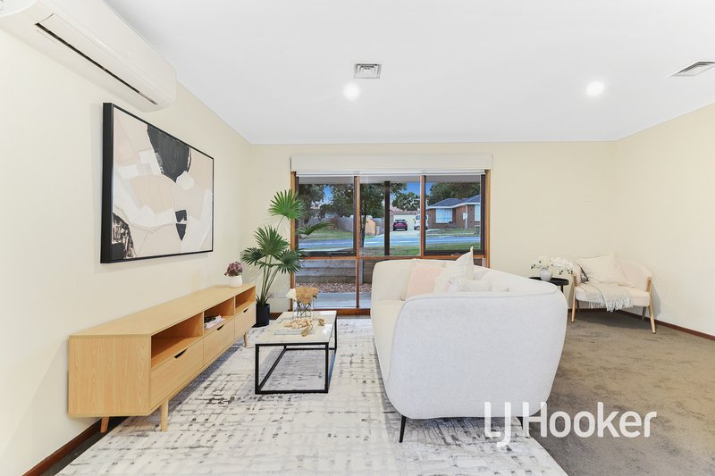 Photo - 32 Warana Drive, Hampton Park VIC 3976 - Image 3