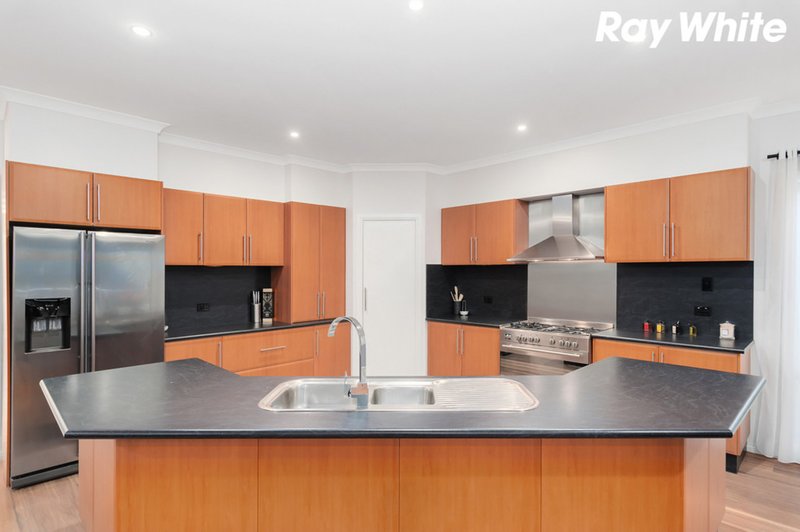 Photo - 32 Waterford Rise, Pakenham VIC 3810 - Image 7