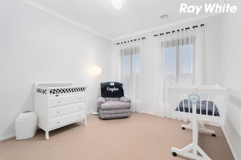 Photo - 32 Waterford Rise, Pakenham VIC 3810 - Image 16