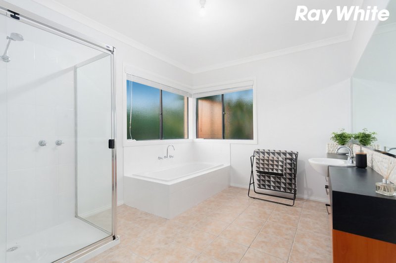 Photo - 32 Waterford Rise, Pakenham VIC 3810 - Image 18