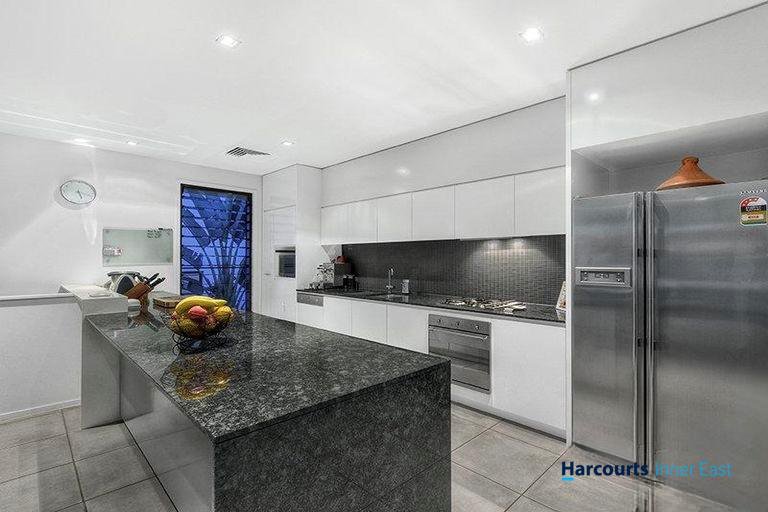 Photo - 32 Waterline Crescent, Bulimba QLD 4171 - Image 2
