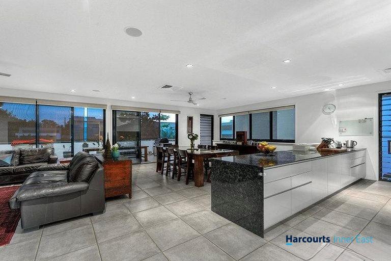 Photo - 32 Waterline Crescent, Bulimba QLD 4171 - Image 4