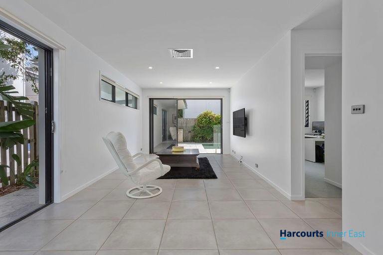 Photo - 32 Waterline Crescent, Bulimba QLD 4171 - Image 9