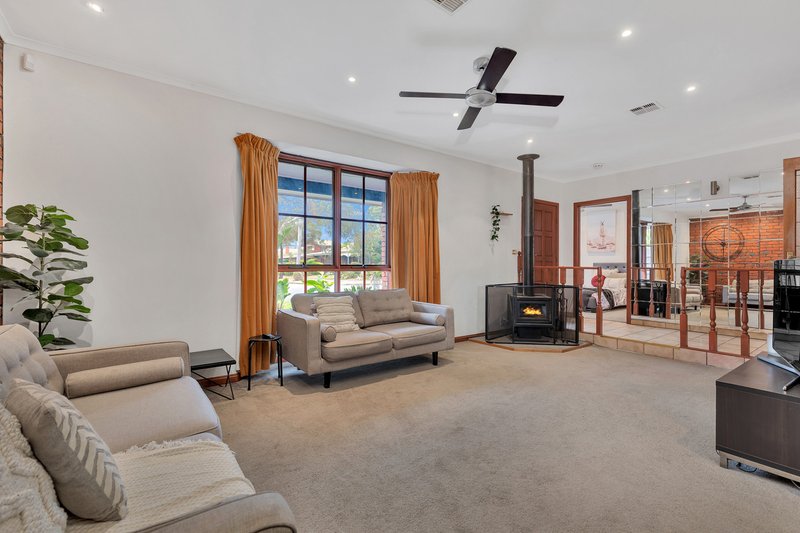 Photo - 32 Westminster Drive, Werribee VIC 3030 - Image 2