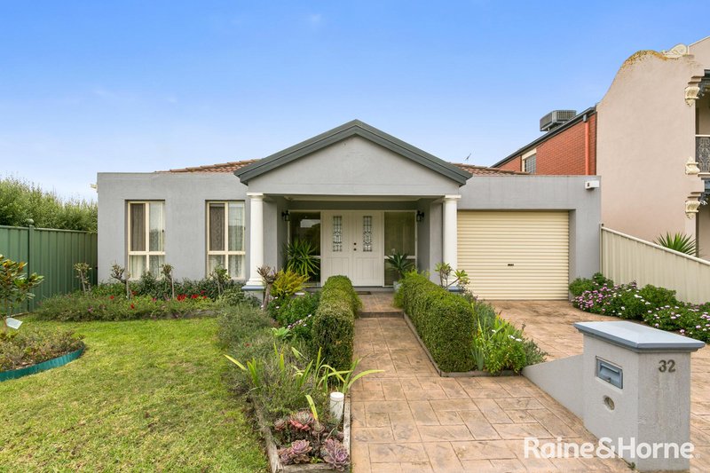 32 Windsor Gardens, Caroline Springs VIC 3023