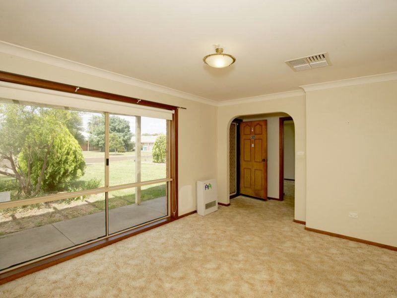 Photo - 32 Wiradjuri Crescent, Wagga Wagga NSW 2650 - Image 5