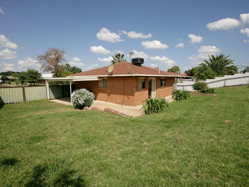 Photo - 32 Wiradjuri Crescent, Wagga Wagga NSW 2650 - Image 10