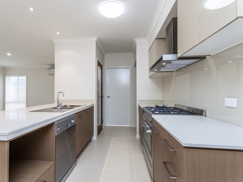 Photo - 32 Wolfe Street, North Lakes QLD 4509 - Image 2