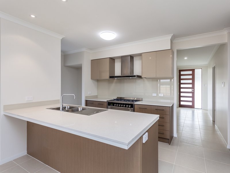 Photo - 32 Wolfe Street, North Lakes QLD 4509 - Image 3
