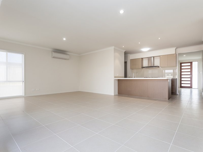 Photo - 32 Wolfe Street, North Lakes QLD 4509 - Image 4