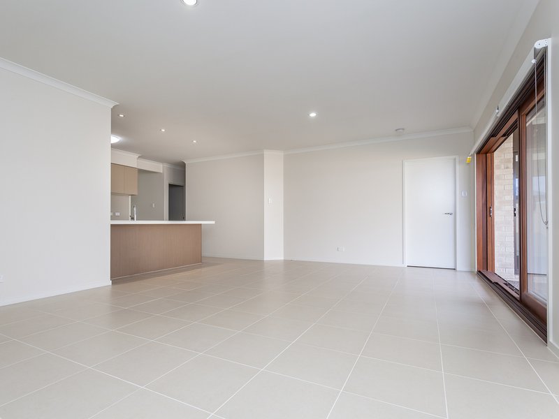 Photo - 32 Wolfe Street, North Lakes QLD 4509 - Image 5