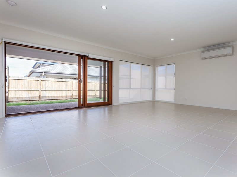 Photo - 32 Wolfe Street, North Lakes QLD 4509 - Image 6
