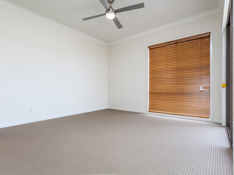 Photo - 32 Wolfe Street, North Lakes QLD 4509 - Image 7