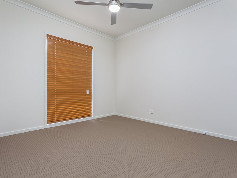 Photo - 32 Wolfe Street, North Lakes QLD 4509 - Image 11