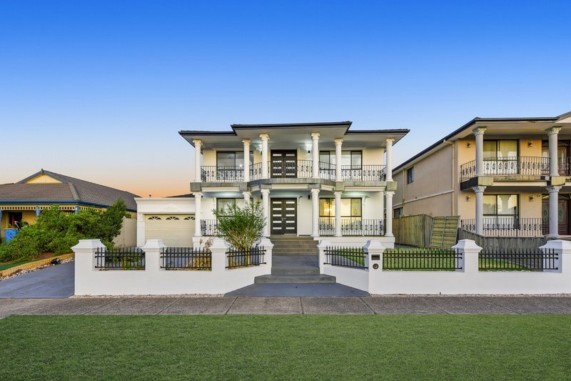 Photo - 32 Yorkshire Drive, Cranbourne North VIC 3977 - Image 2