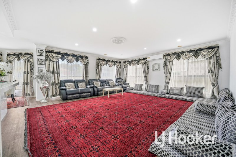 Photo - 32 Yorkshire Drive, Cranbourne North VIC 3977 - Image 6