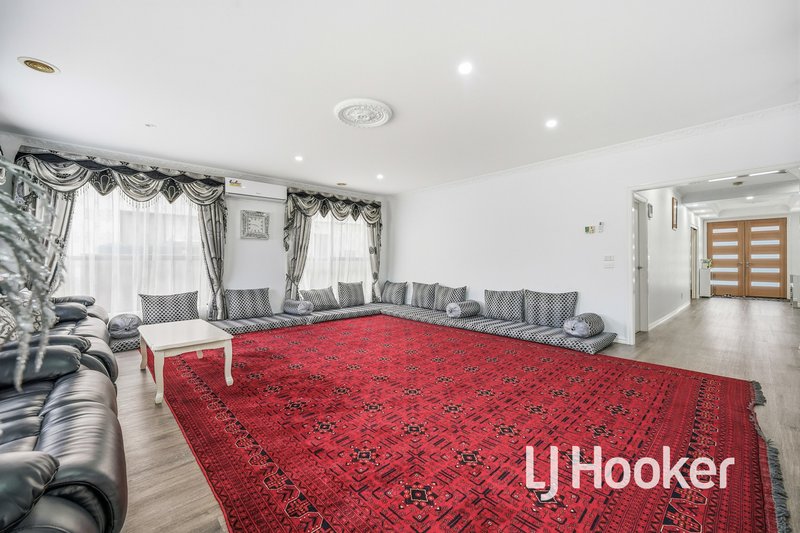 Photo - 32 Yorkshire Drive, Cranbourne North VIC 3977 - Image 7