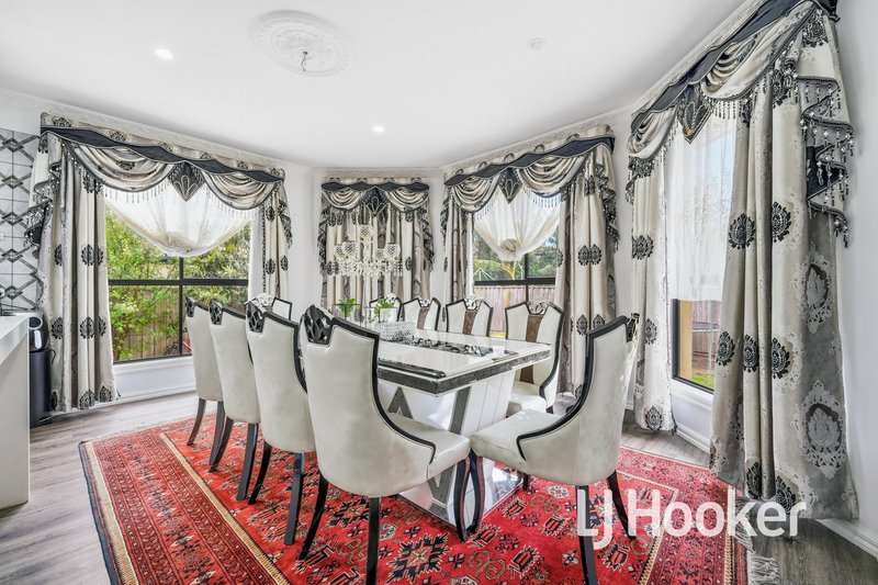Photo - 32 Yorkshire Drive, Cranbourne North VIC 3977 - Image 8
