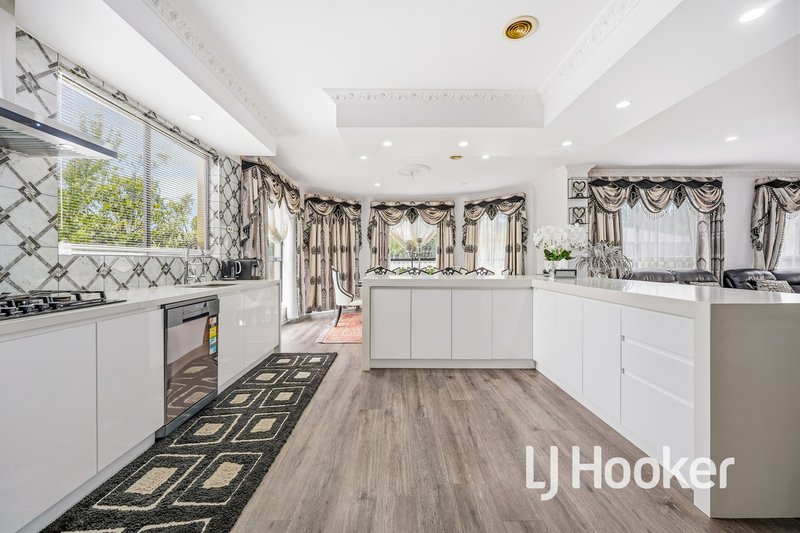 Photo - 32 Yorkshire Drive, Cranbourne North VIC 3977 - Image 11
