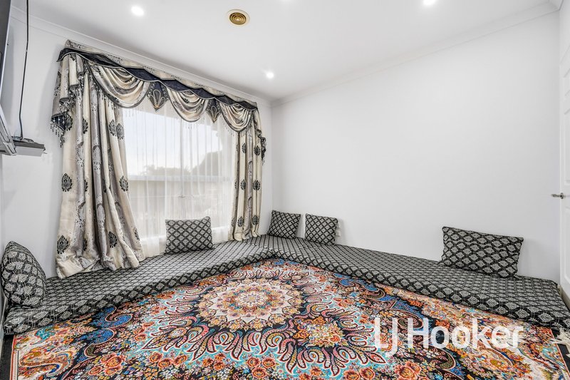 Photo - 32 Yorkshire Drive, Cranbourne North VIC 3977 - Image 12