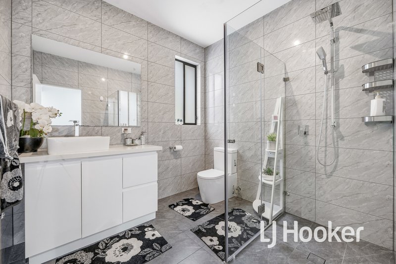 Photo - 32 Yorkshire Drive, Cranbourne North VIC 3977 - Image 13